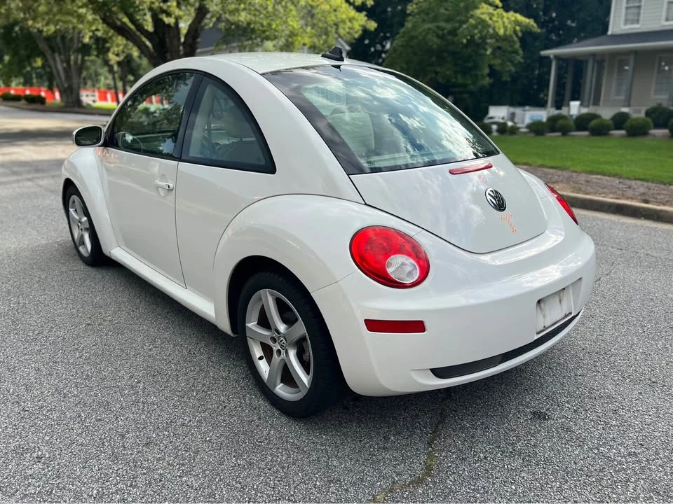 2010 Volkswagen New Beetle - Image 5 of 19
