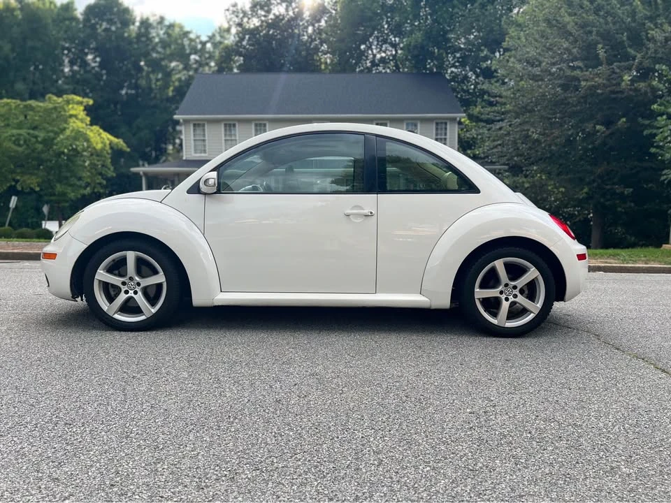 2010 Volkswagen New Beetle - Image 6 of 19