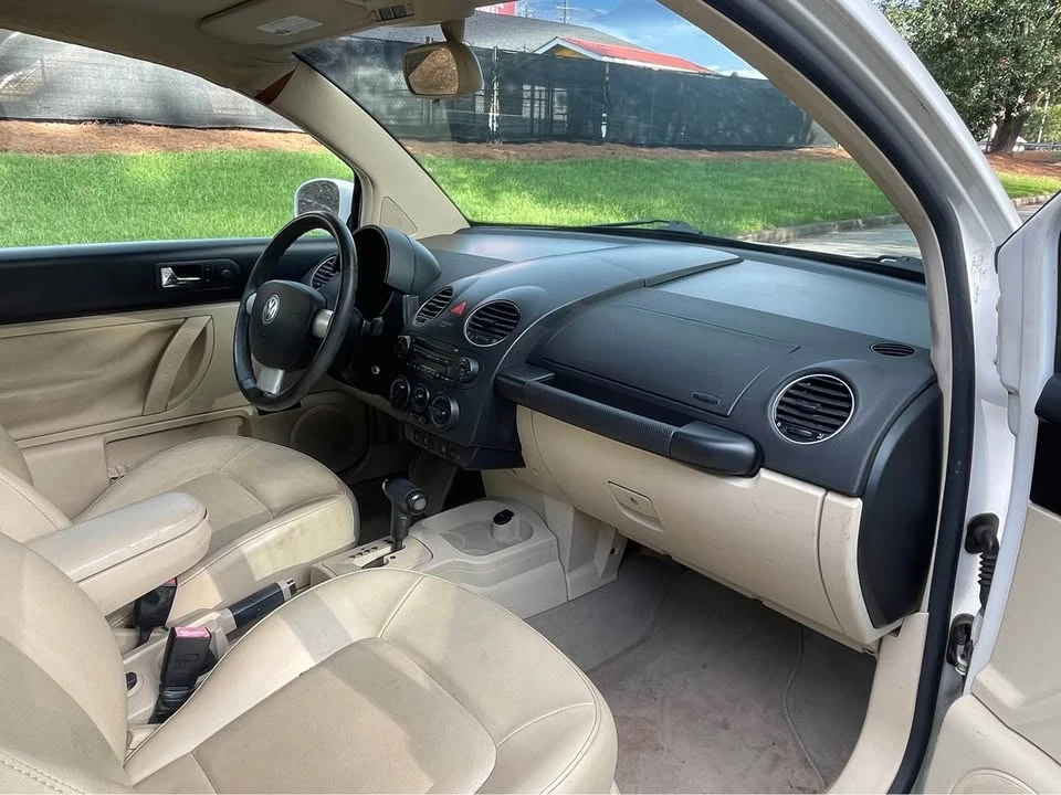 2010 Volkswagen New Beetle - Image 14 of 19