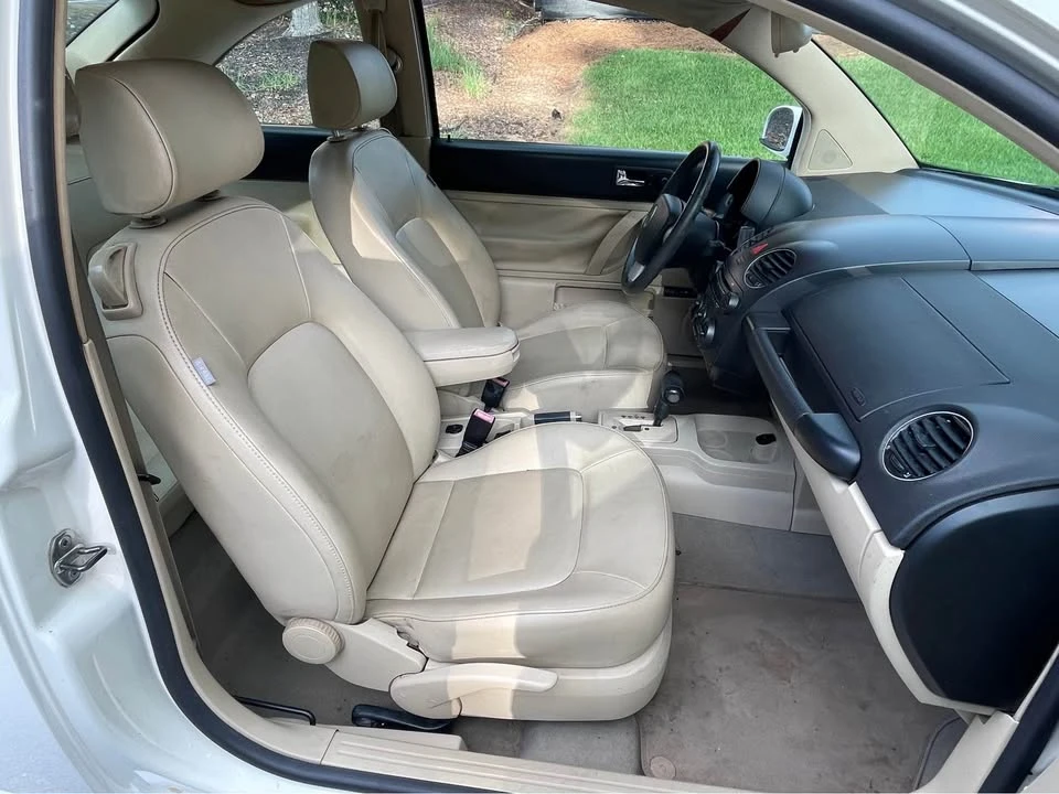 2010 Volkswagen New Beetle - Image 15 of 19