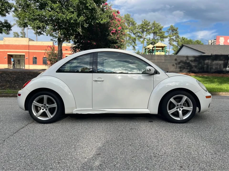 2010 Volkswagen New Beetle - Image 2 of 19