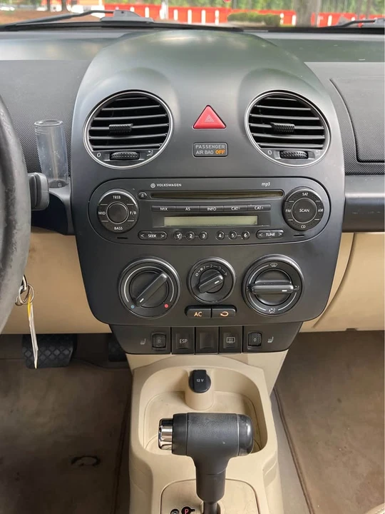 2010 Volkswagen New Beetle - Image 17 of 19