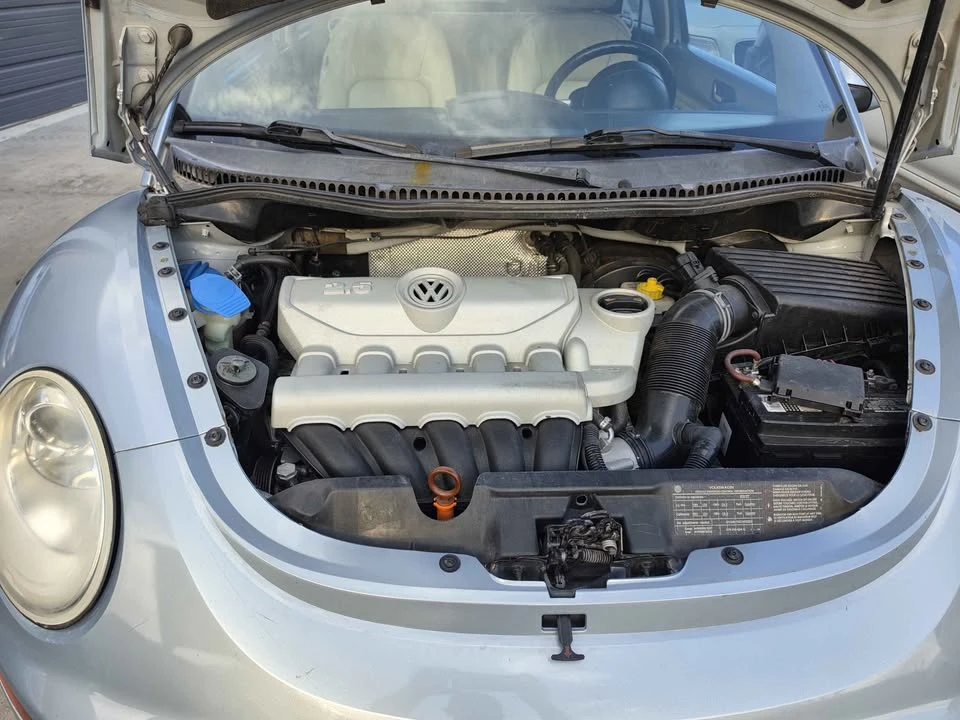 2010 Volkswagen New Beetle - Image 10 of 10