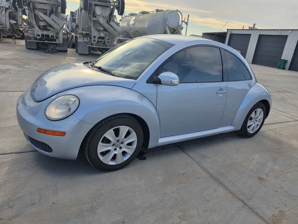2010 Volkswagen New Beetle - Image 2 of 10