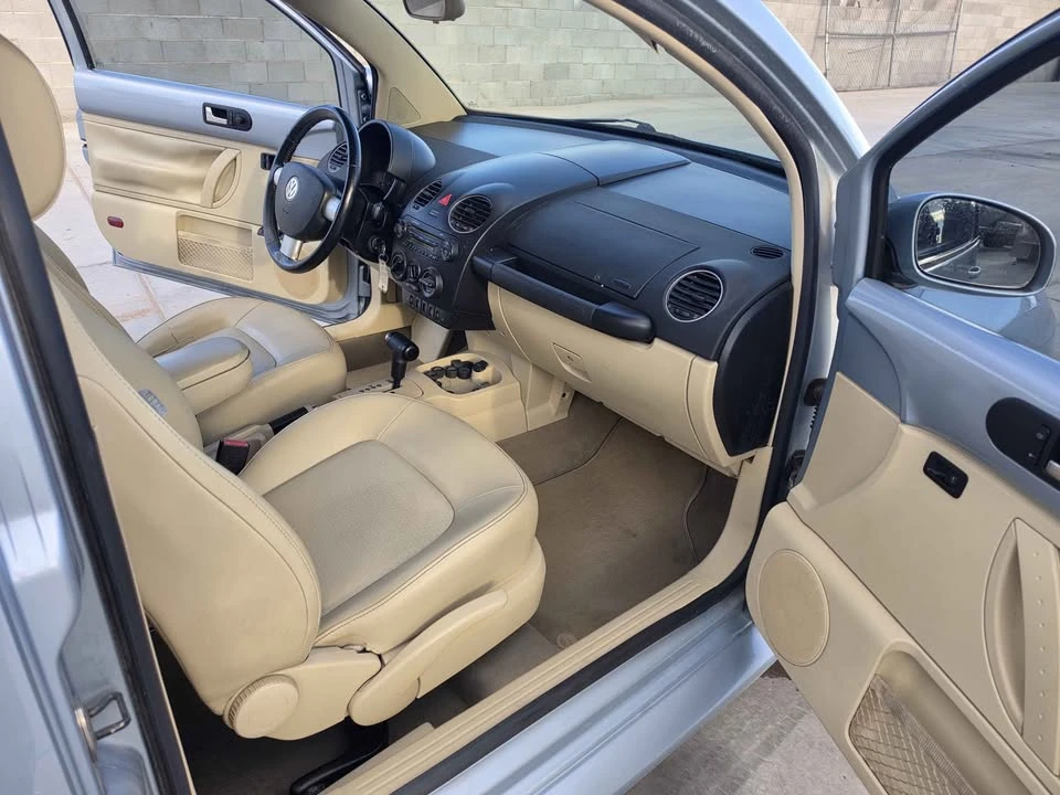 2010 Volkswagen New Beetle - Image 8 of 10
