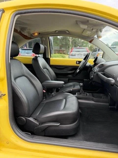 2010 Volkswagen New Beetle - Image 14 of 19