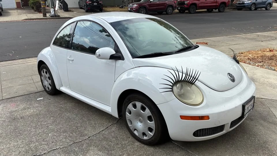 2010 Volkswagen New Beetle - Image 2 of 7
