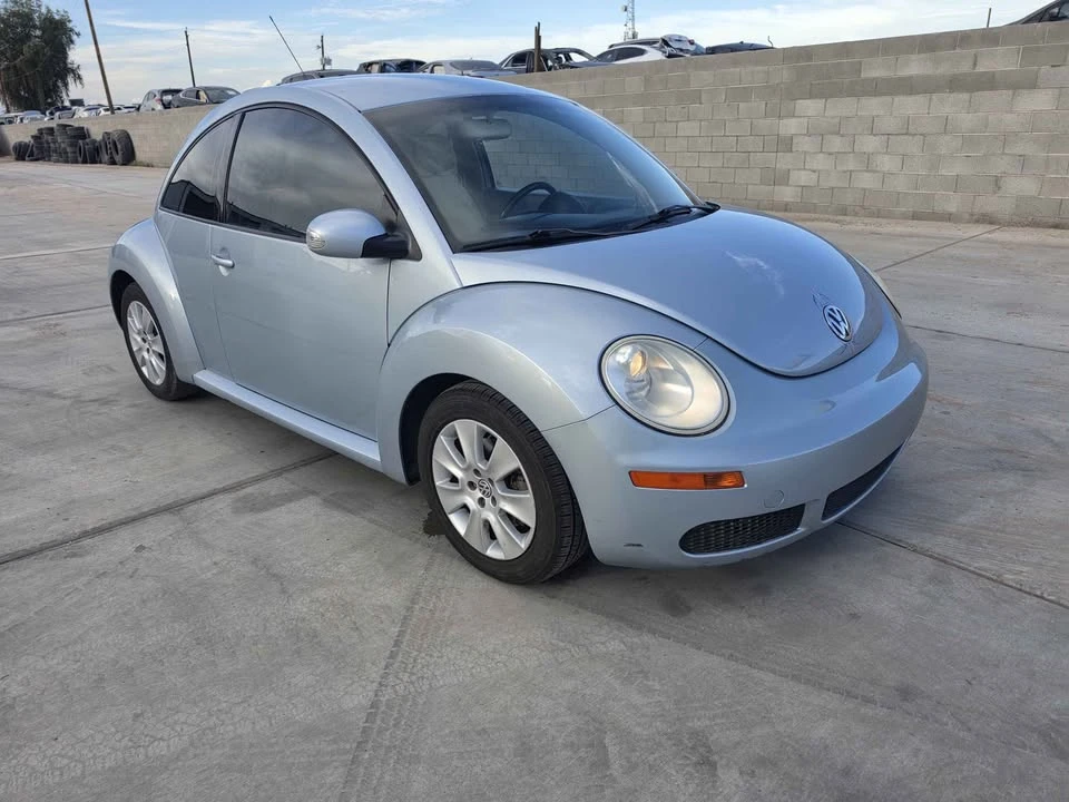 2010 Volkswagen New Beetle - Image 3 of 10
