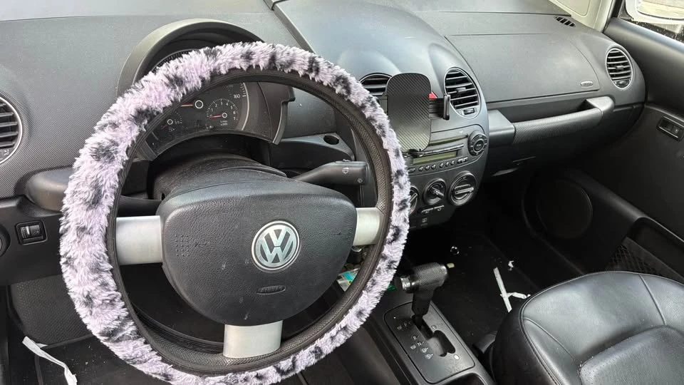 2010 Volkswagen New Beetle - Image 6 of 7