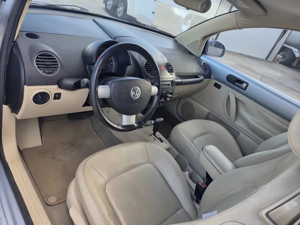 2010 Volkswagen New Beetle - Image 7 of 10