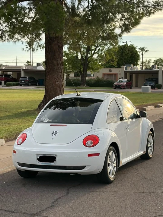 2010 Volkswagen New Beetle - Image 5 of 12