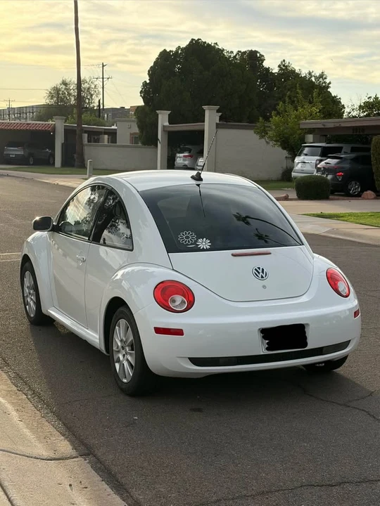 2010 Volkswagen New Beetle - Image 4 of 12