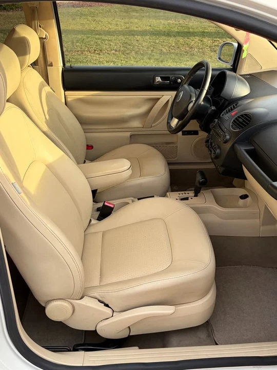 2010 Volkswagen New Beetle - Image 9 of 12