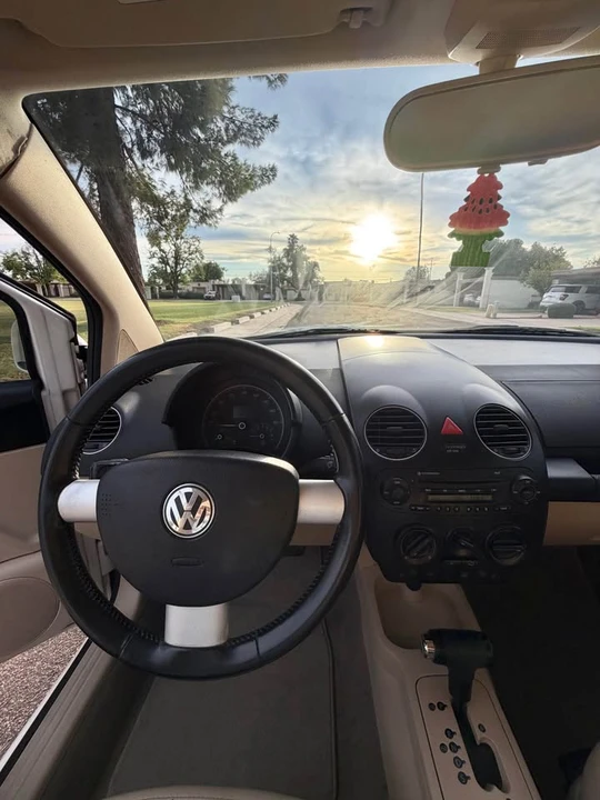 2010 Volkswagen New Beetle - Image 7 of 12