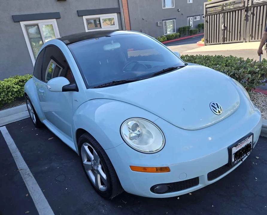 2010 Volkswagen New Beetle - Image 2 of 8