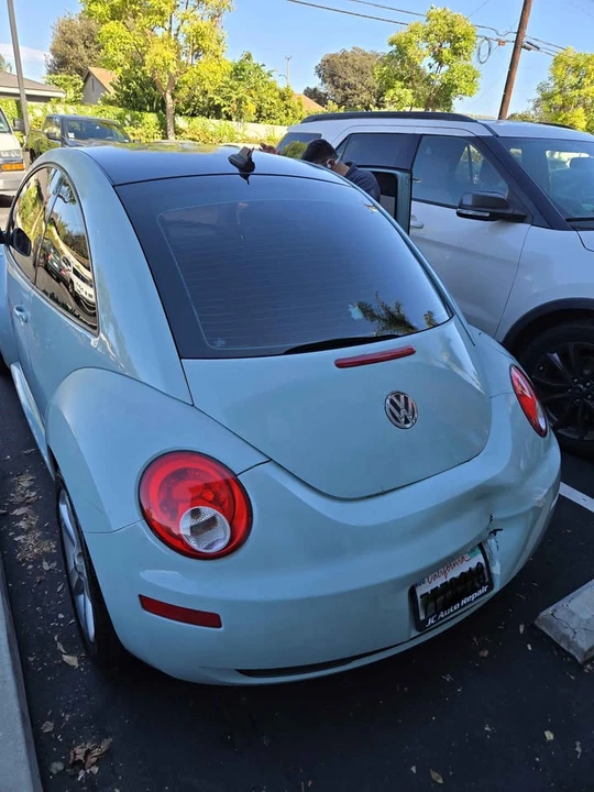 2010 Volkswagen New Beetle - Image 4 of 8