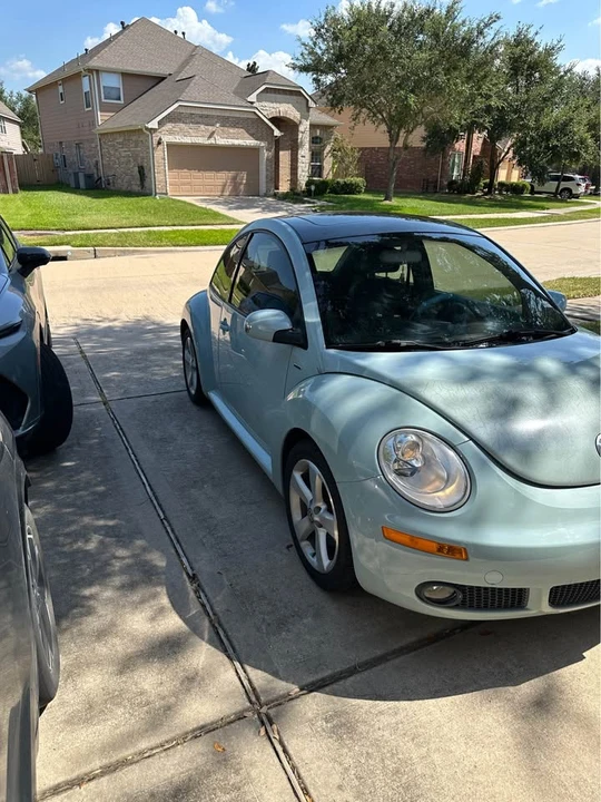 2010 Volkswagen New Beetle - Image 2 of 20