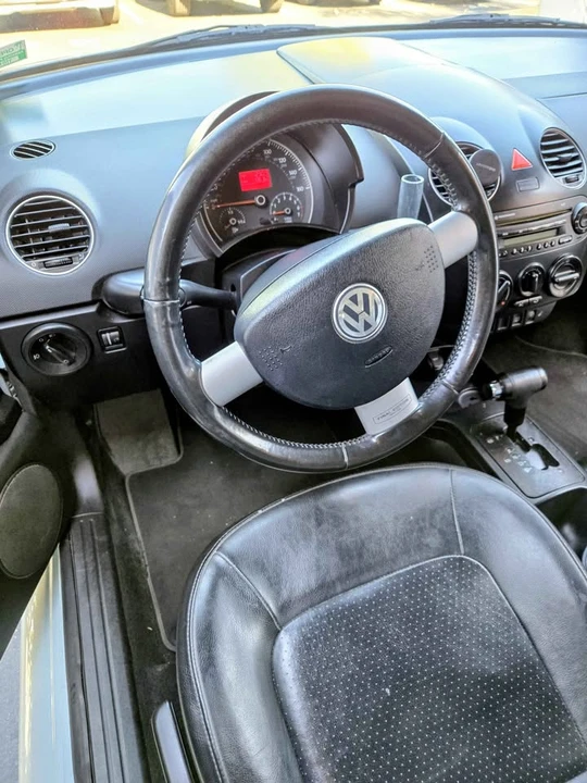 2010 Volkswagen New Beetle - Image 5 of 8
