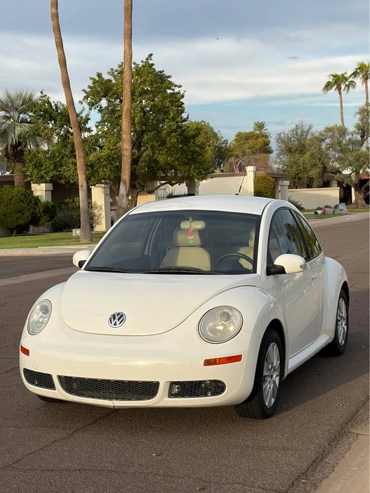 2010 Volkswagen New Beetle - Image 2 of 12
