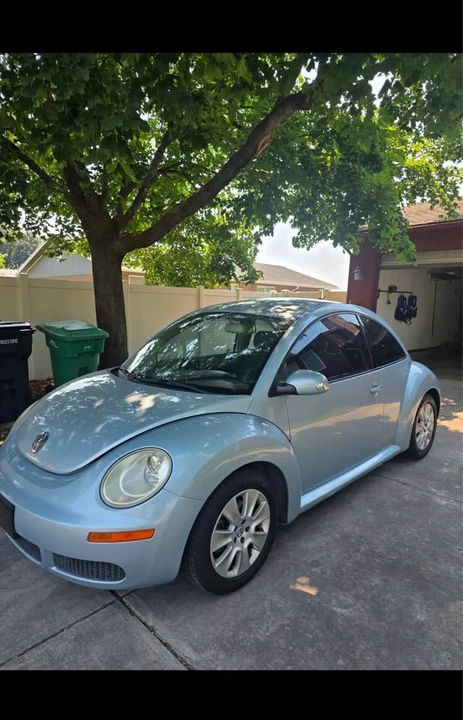 2010 Volkswagen New Beetle - Image 2 of 13