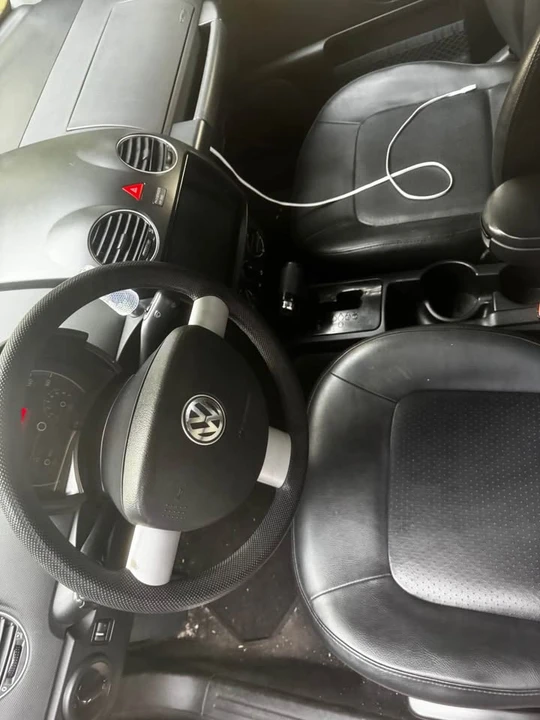 2010 Volkswagen New Beetle - Image 7 of 8