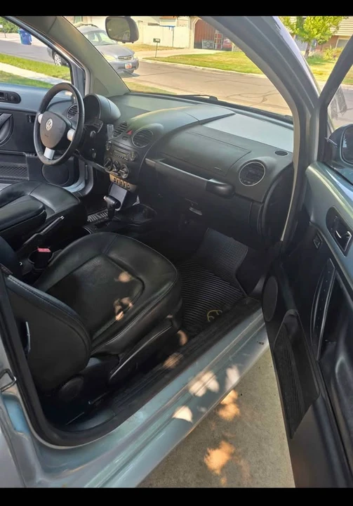2010 Volkswagen New Beetle - Image 8 of 13