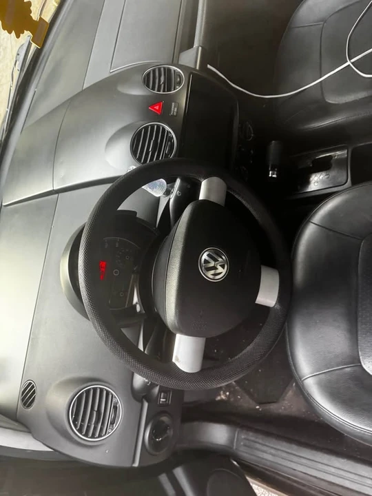 2010 Volkswagen New Beetle - Image 6 of 8