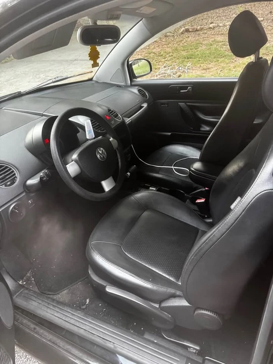 2010 Volkswagen New Beetle - Image 3 of 8