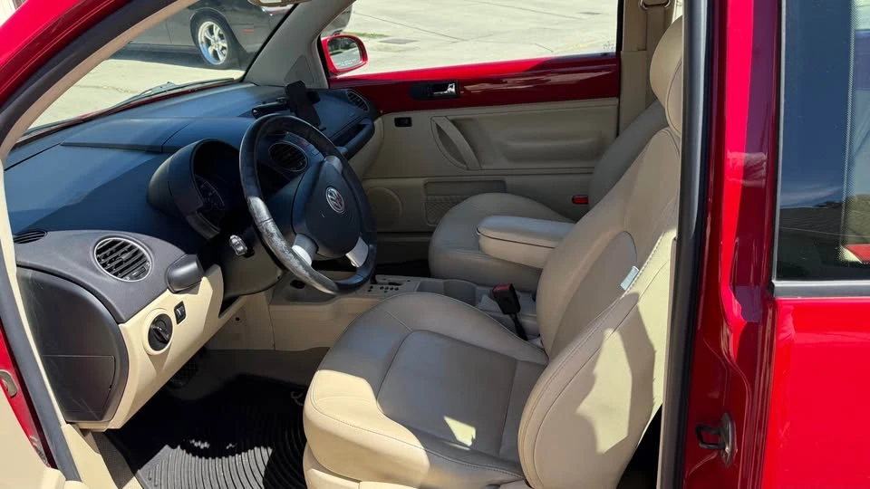 2010 Volkswagen New Beetle - Image 7 of 13