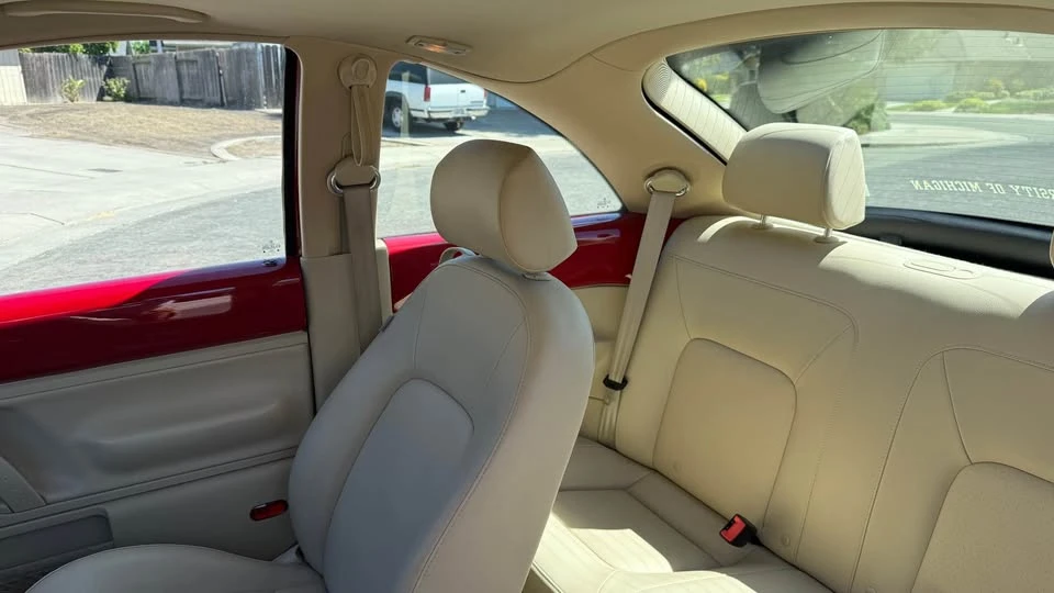 2010 Volkswagen New Beetle - Image 9 of 13