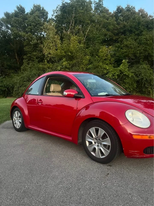 2010 Volkswagen New Beetle - Image 4 of 5