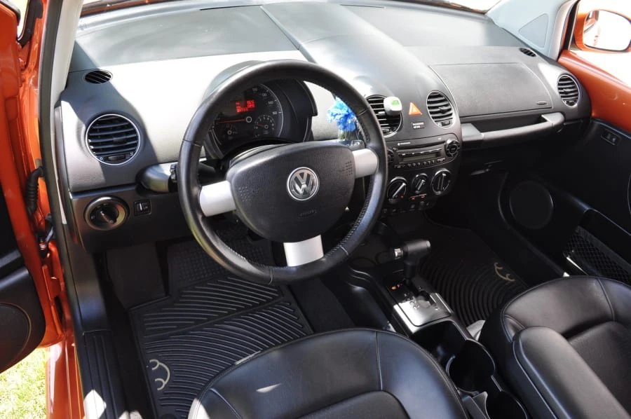 2010 Volkswagen New Beetle - Image 5 of 12