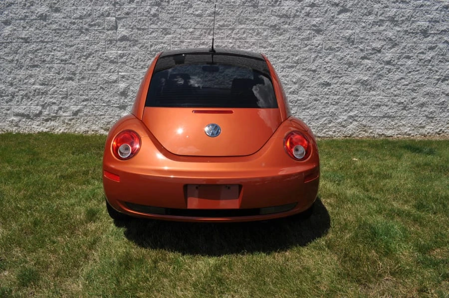 2010 Volkswagen New Beetle - Image 10 of 12