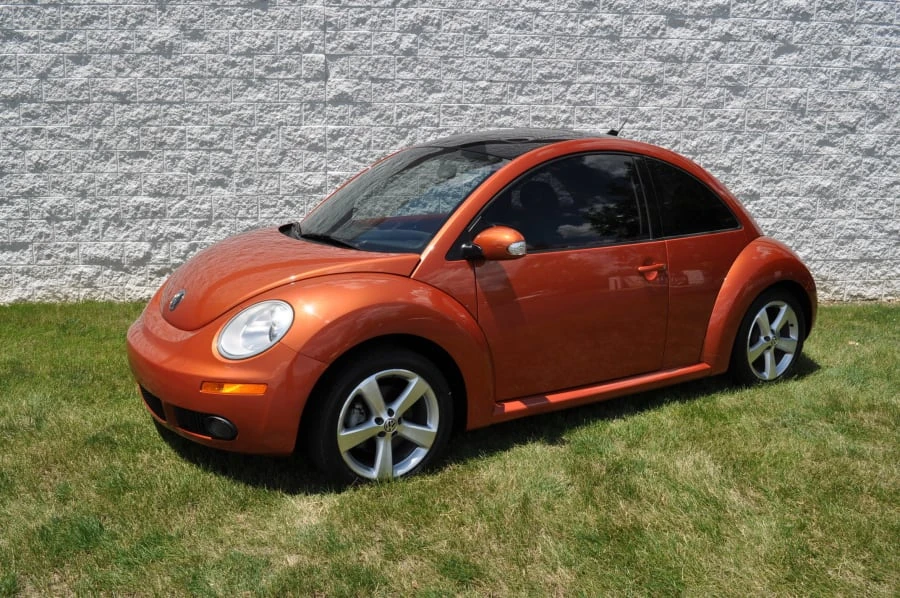 2010 Volkswagen New Beetle - Image 11 of 12