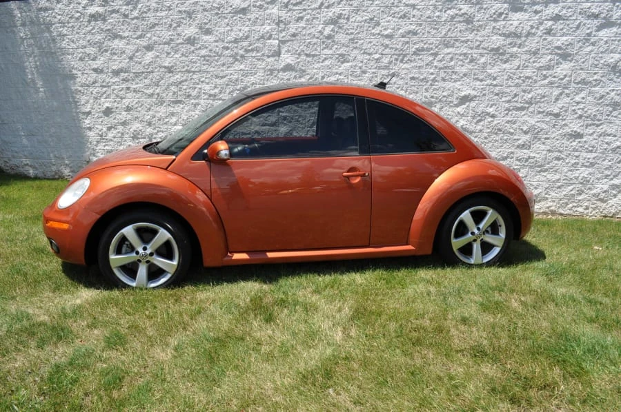 2010 Volkswagen New Beetle - Image 2 of 12