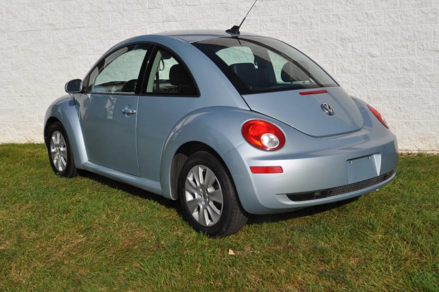 2010 Volkswagen New Beetle - Image 2 of 11