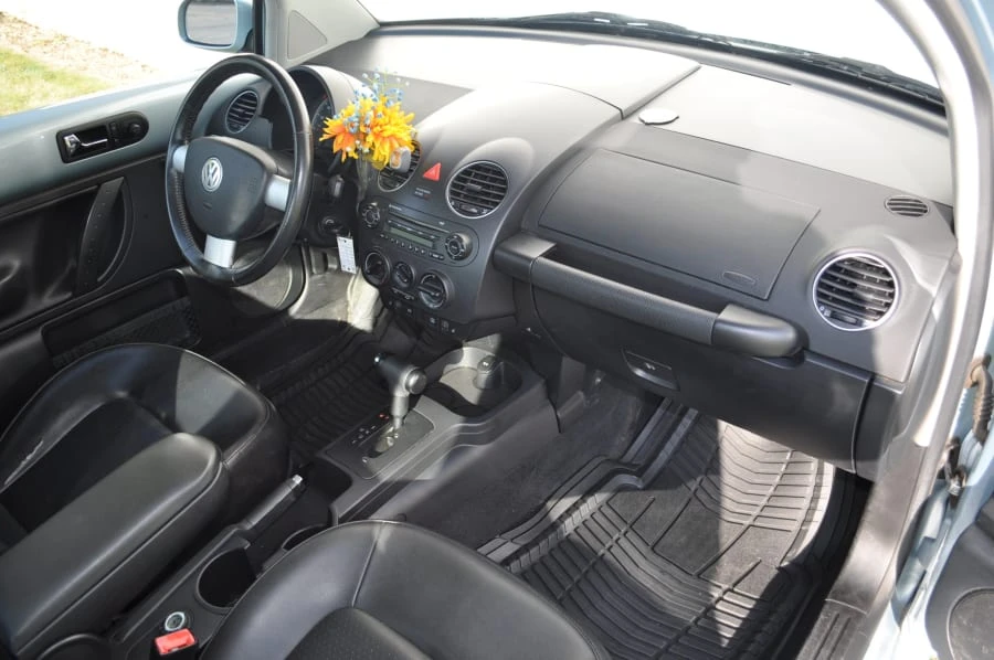2010 Volkswagen New Beetle - Image 3 of 11