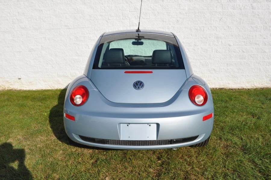 2010 Volkswagen New Beetle - Image 8 of 11