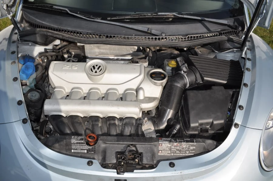 2010 Volkswagen New Beetle - Image 6 of 11
