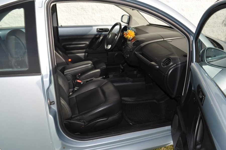 2010 Volkswagen New Beetle - Image 5 of 11