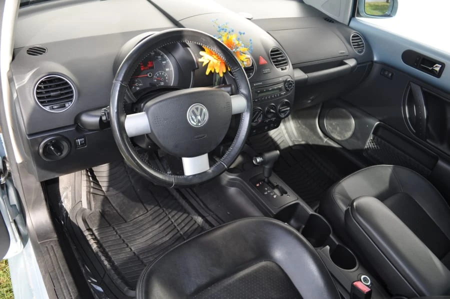 2010 Volkswagen New Beetle - Image 4 of 11