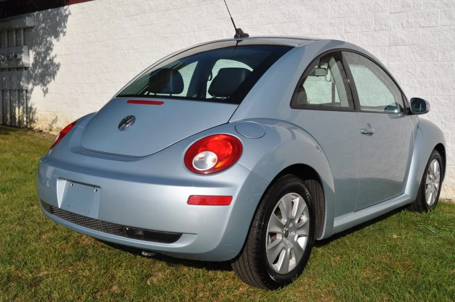 2010 Volkswagen New Beetle - Image 10 of 11