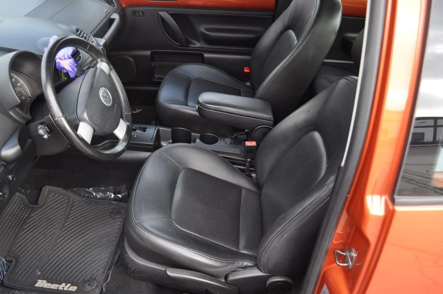 2010 Volkswagen New Beetle - Image 5 of 12