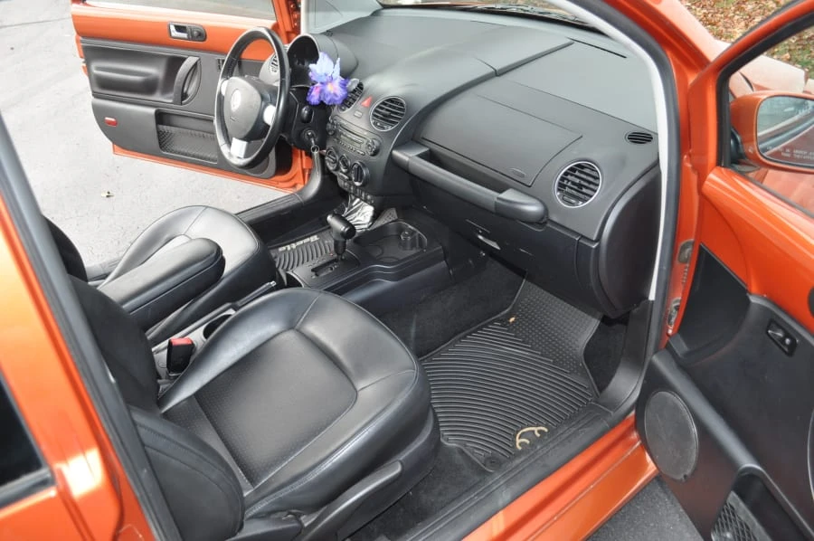 2010 Volkswagen New Beetle - Image 7 of 12