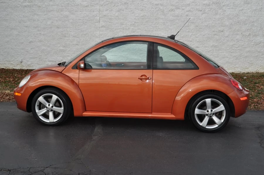 2010 Volkswagen New Beetle - Image 9 of 12