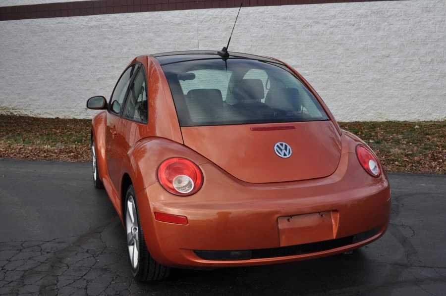 2010 Volkswagen New Beetle - Image 10 of 12