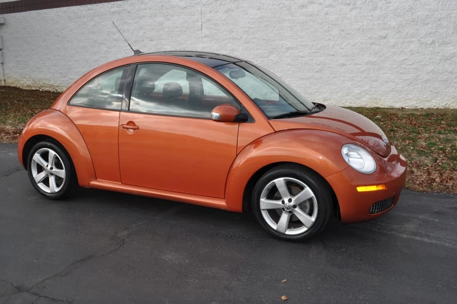 2010 Volkswagen New Beetle - Image 11 of 12