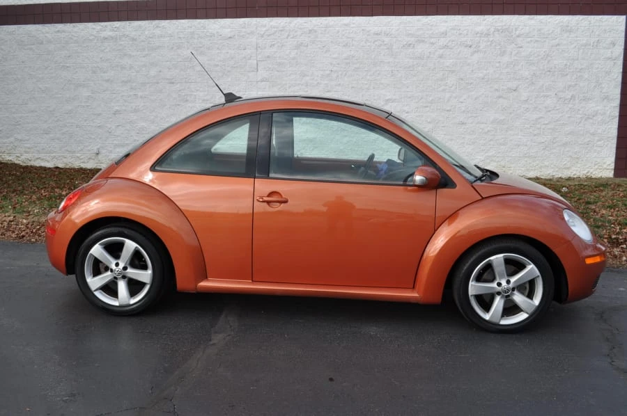 2010 Volkswagen New Beetle - Image 2 of 12