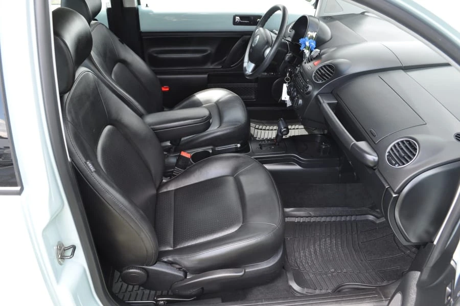 2010 Volkswagen New Beetle - Image 4 of 9
