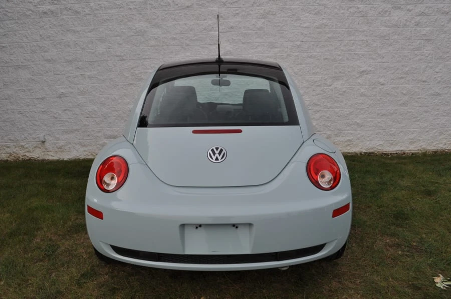 2010 Volkswagen New Beetle - Image 11 of 12